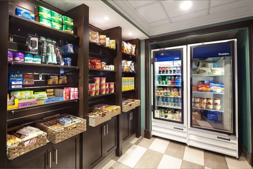 Hampton Inn & Suites by Hilton Toronto Airport, Snack bar