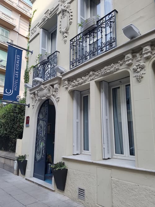 Hotel les Cigales, Front of property