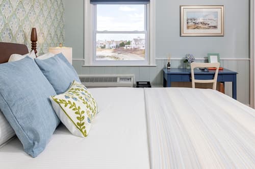 Breakwater Inn