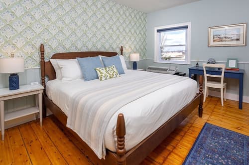 Breakwater Inn