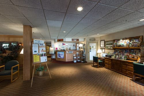 Commodores Inn, Lobby