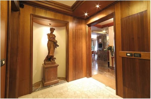 Hotel Arcadia, Interior entrance