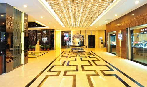 Hotel Beverly Plaza, Interior entrance