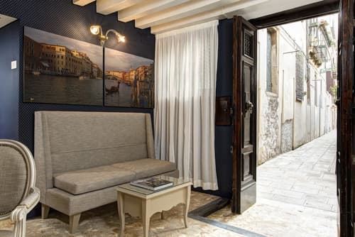 GKK Exclusive Private Suites Venezia, Interior entrance