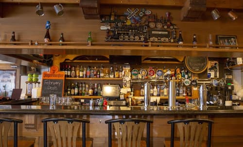 Whistler's Inn, Bar (on property)