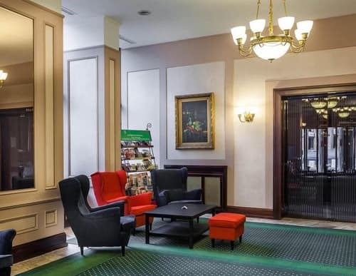 Hotel Capitol, Lobby sitting area