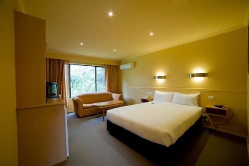 Strahan Village, Room