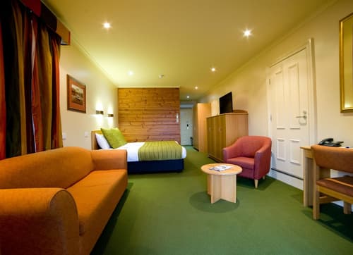 Strahan Village, Room