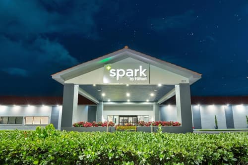 Spark by Hilton Ponce, Exterior