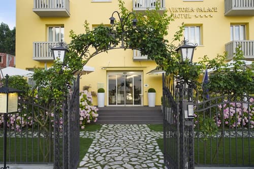 Viktoria Palace Hotel, Property entrance