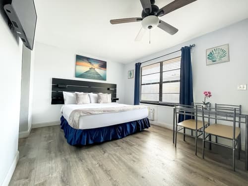 Silver Spray Motel, Room