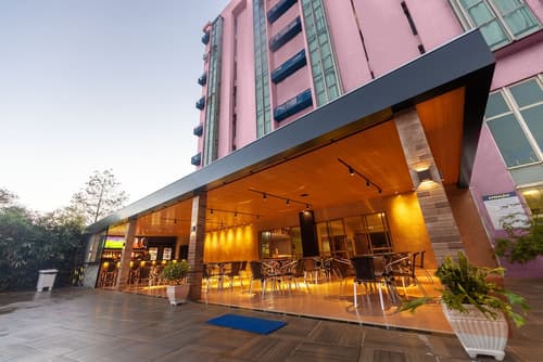 Falls Galli Hotel, Poolside bar