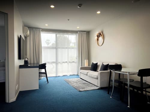 Beaches Nelson, Room