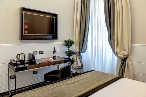 The Independent Suites, Room