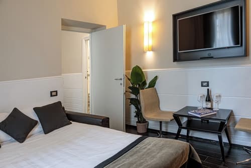 The Independent Suites, Room