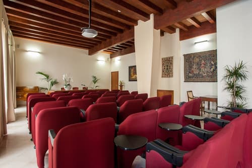 Hotel Flora, Business center