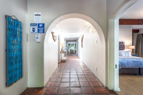 Whale Rock Luxury Lodge, Interior entrance