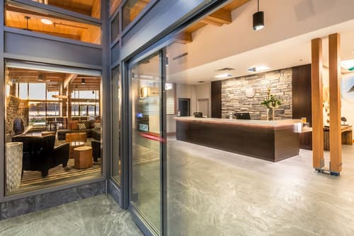 Comfort Inn & Suites, Interior entrance