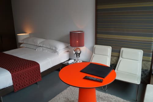 Valentine On George, Room