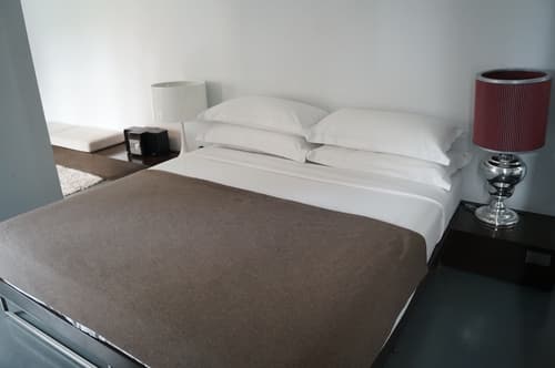 Valentine On George, Room