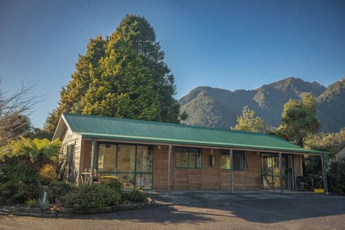 Rainforest Motel, Room