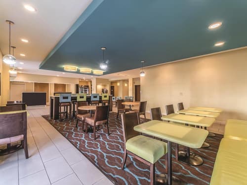 La Quinta Inn & Suites by Wyndham Collinsville - St. Louis
