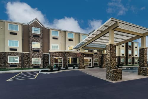 La Quinta Inn & Suites by Wyndham Collinsville - St. Louis, Primary image