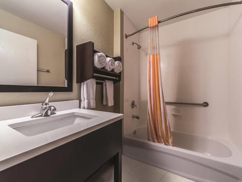 La Quinta Inn & Suites by Wyndham Collinsville - St. Louis, Room