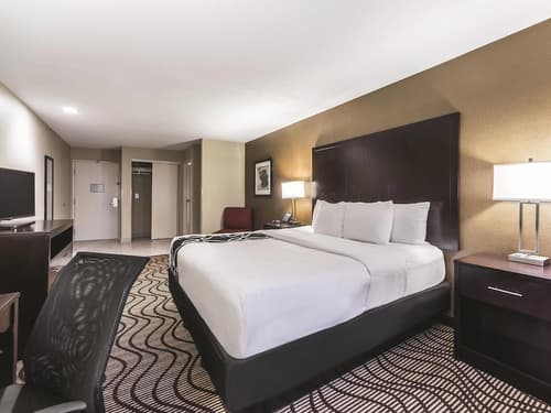 La Quinta Inn & Suites by Wyndham Collinsville - St. Louis, Room