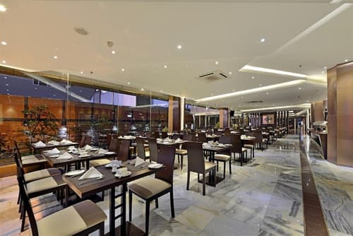 Grand Tjokro Jakarta, Restaurant