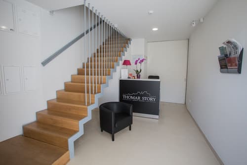 Thomar Story, Check-in/check-out kiosk