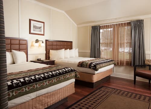 Mammoth Hot Springs & Cabins - Inside the Park, Room