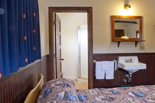 Lake Lodge Cabins - Inside the Park, Room