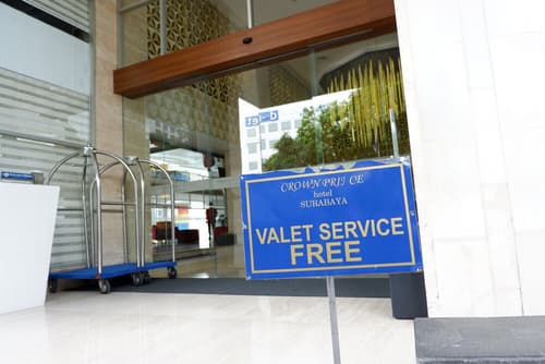 Crown Prince Hotel Surabaya, RV or truck parking