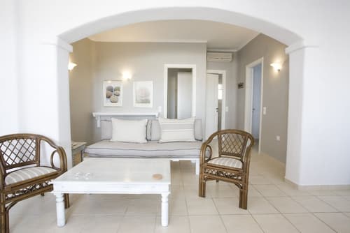 Yakinthos Residence, 