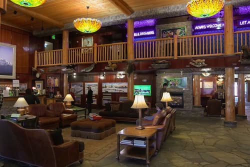 Pike's Waterfront Lodge, Lobby sitting area