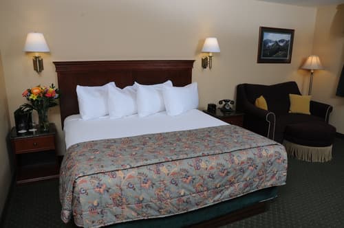 Pike's Waterfront Lodge, Room