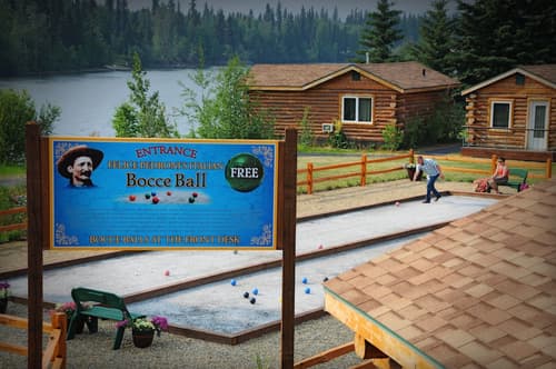 Pike's Waterfront Lodge