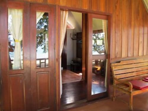 Joy Bungalow, Interior entrance