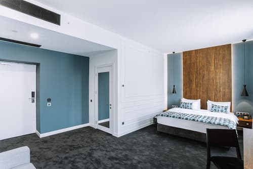 Twenties Hotel, Primary image