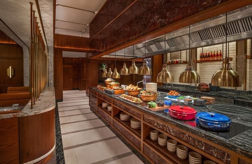 Hilton Saigon, Restaurant