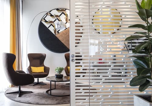 Welcome Hotel, Reception