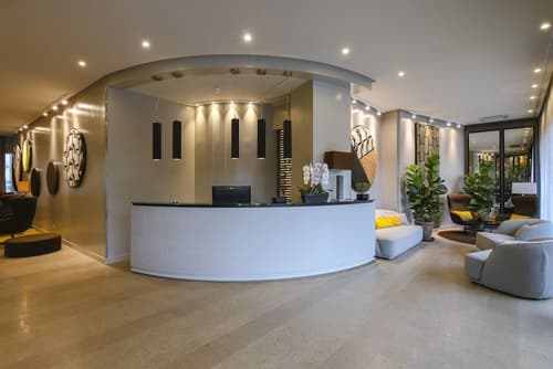 Welcome Hotel, Reception