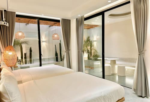 Kin Wander Trung Son, Room