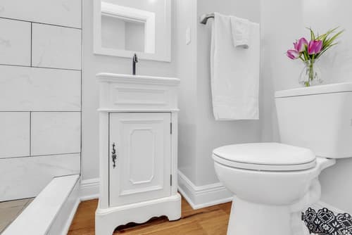 Brewerytown Gem 1BR Apartment W Oxford, Bathroom