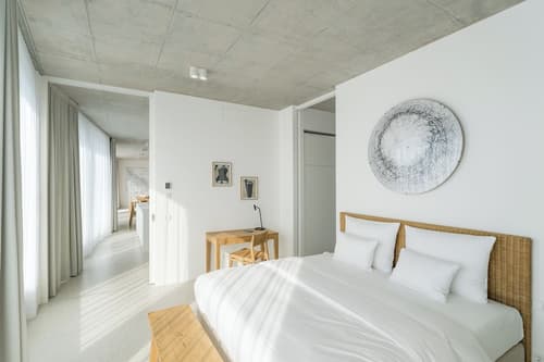 Carlotta Apartments, Room