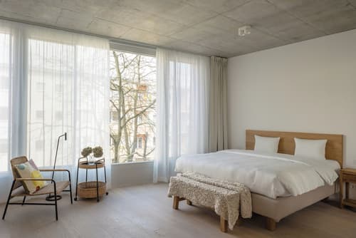 Carlotta Apartments, Room