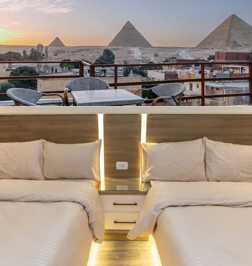 Narmer Pyramids View, Room