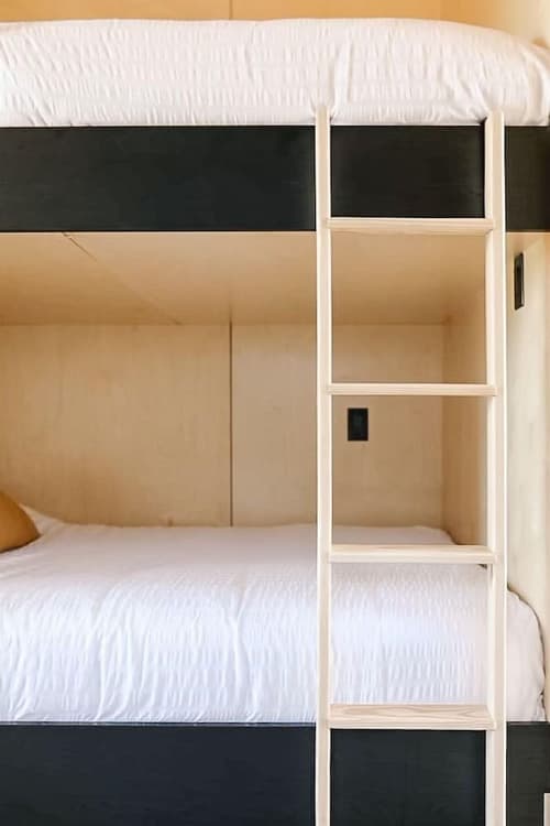 Yellowstone Peaks Hotel