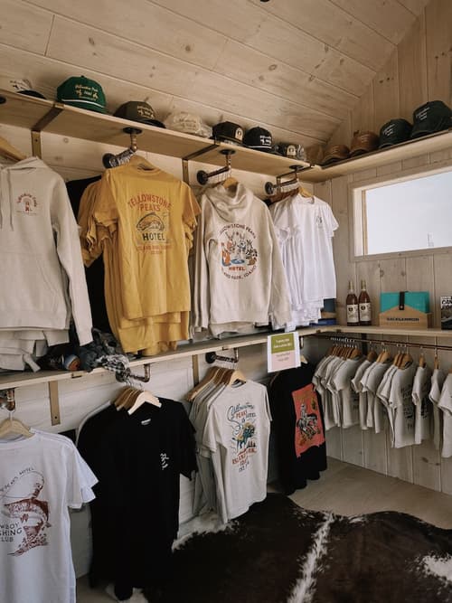 Yellowstone Peaks Hotel